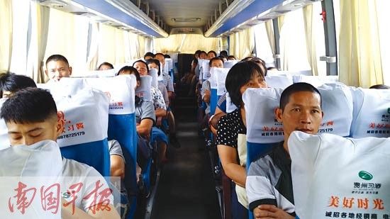 一辆发往钦州的普班车，几乎坐满了乘客。记者 程浩楠摄 