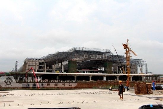 目前，南宁火车东站车站站台站房的主体结构已完工，并进入装饰阶段，10月份将进入各系统调试阶段，年底竣工交付使用