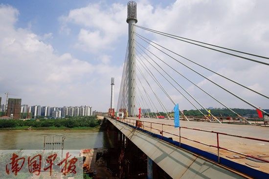图为已合龙的五象大桥。记者 唐辉吉摄 