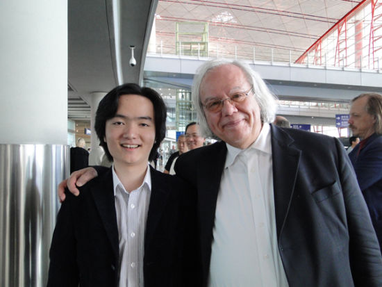 2009年在北京国际机场和德国老师卡默林教授合影