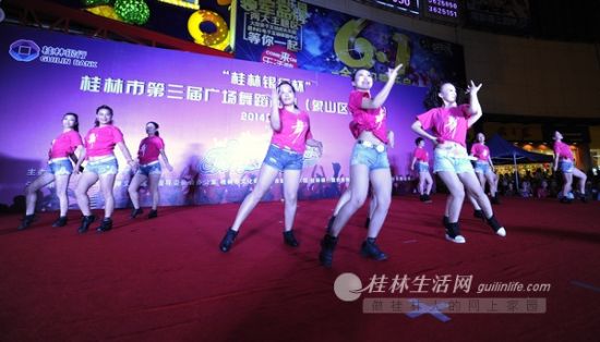 桂林市广场舞比赛迎来首场海选 民歌遇上小苹