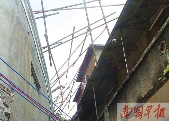 灵川大圩古镇一楼房坍塌 居民：以为是地震
