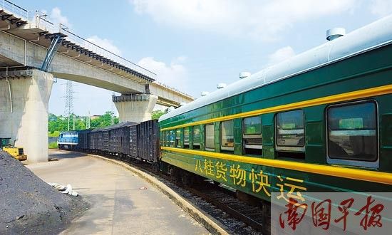 南宁铁路局第一趟八桂货物快运列车驶出南宁南站货场。 唐一志摄