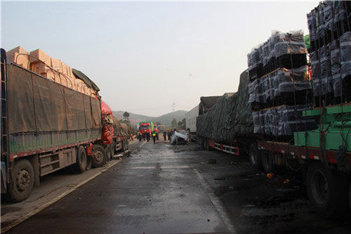 满载1000多箱烟花爆竹的大货车被追尾 致两死